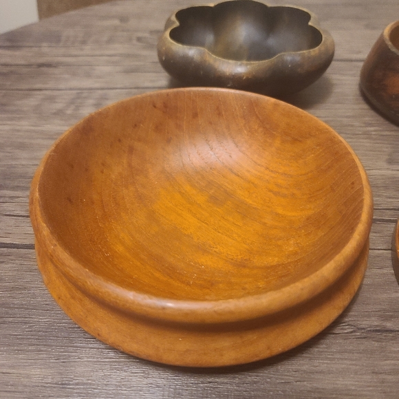 Assorted medium size wooden bowls - Picture 3 of 6